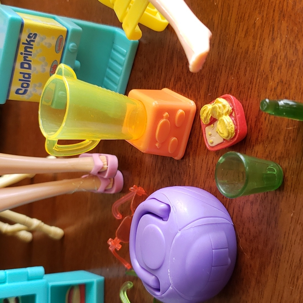 Rare Disney Hannah Montana BFF Lilly Summer Surf Shop dolls and accessories - Picture 9 of 14